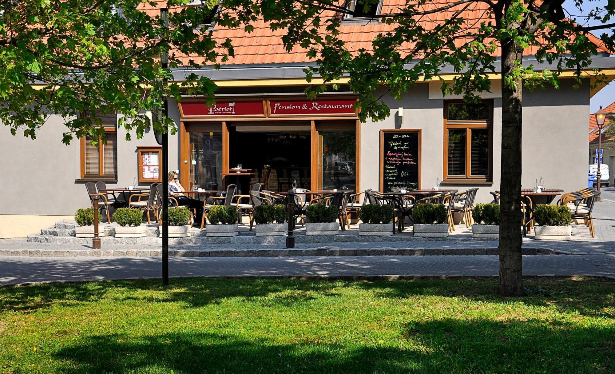 Pension & Restaurant Patriot Trnava Bed and Breakfast Buitenkant foto